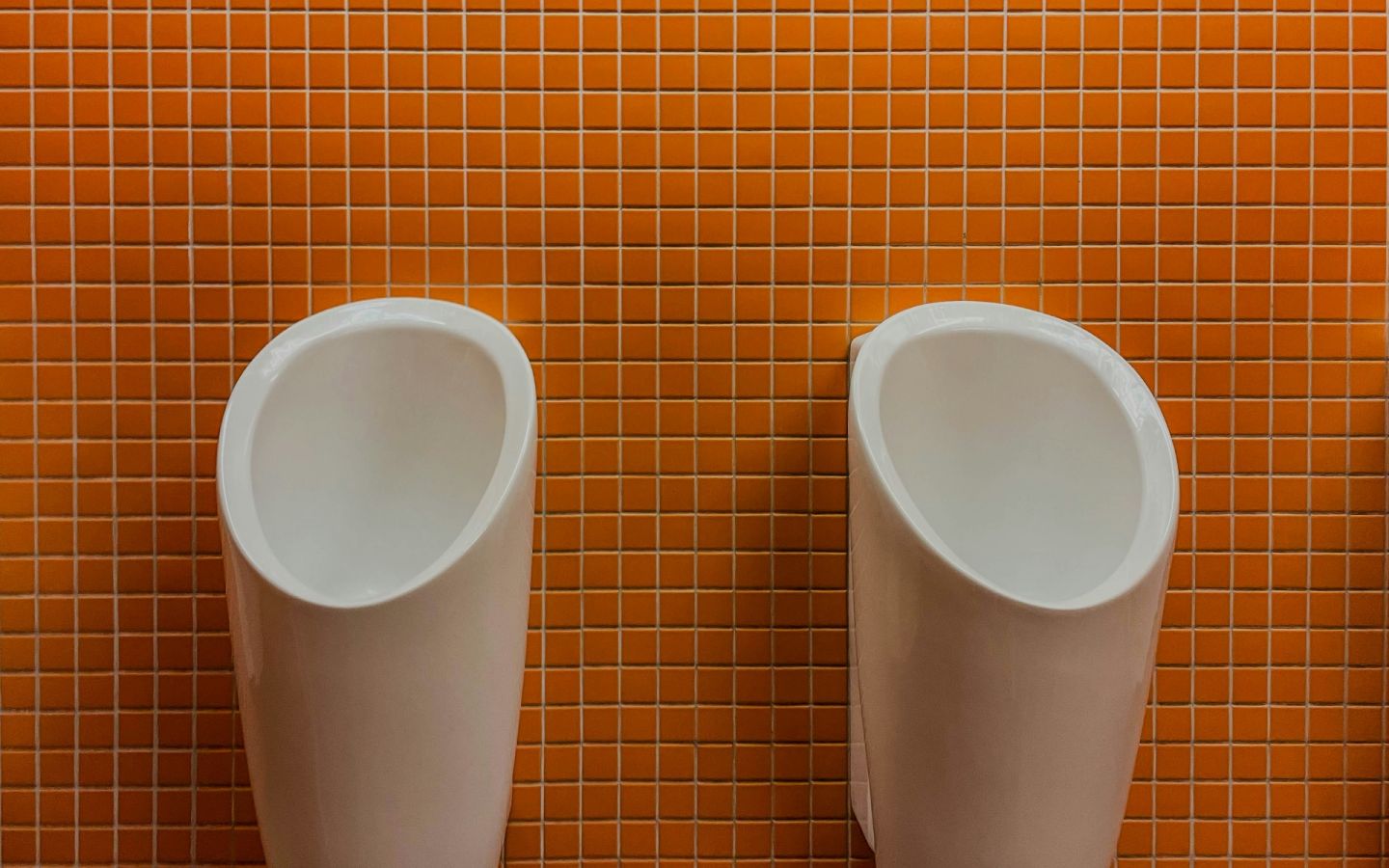 La "Doble Micción" (Técnicas de Vaciado) El truco simple para sentirse más "vacío".